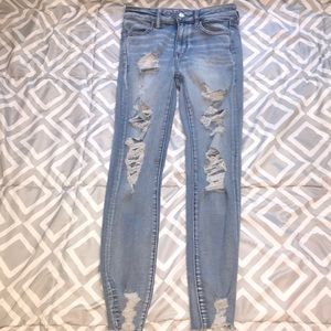 AMERICAN EAGLE RIPPED JEANS